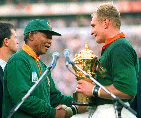 Nelson Mandela shakes hands with Springboks rugby captain Fancois Pienaar in June 1995
